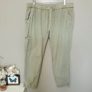 L.L. Bean Cargo Pants Petite Size Medium Green Pull On Stretch Pockets READ